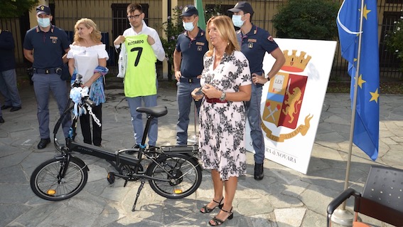 Una bici donata dalla polizia ad un giovane al quale era stata rubata