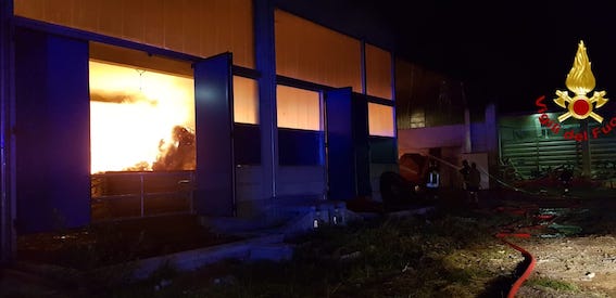 Oleggio, incendio in un'azienda agricola. Foto