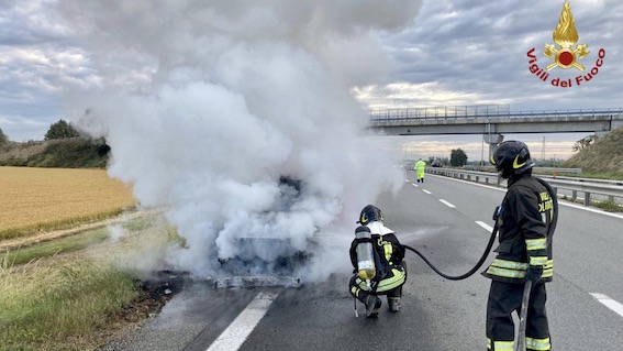 Novara, auto in fiamme in tangenziale