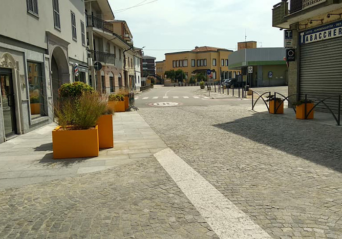 Cameri, arretrate le fioriere all'incrocio di via Cairoli e via Novara
