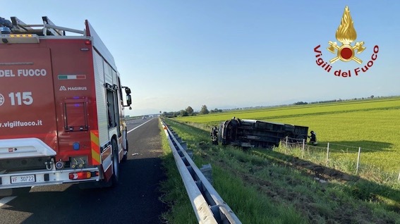 Incidente sulla A26, furgone fuori strada. Foto