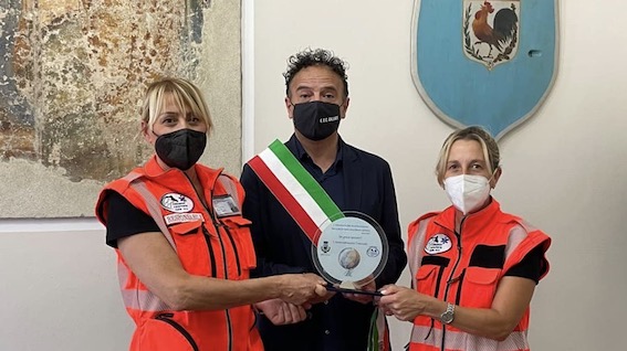 Galliate, targa di riconoscimento all'Associazione Ambulanze Veterinarie Italia sezione di Novara