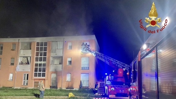 Lumellogno, l'incendio nella palazzina scaturito dai contatori elettrici