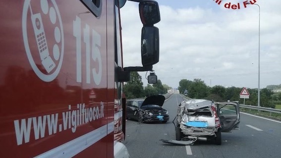 Novara, incidente in tangenziale: due mezzi coinvolti. Foto