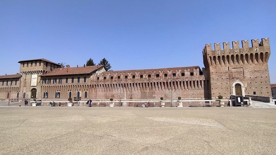 Anche i carabinieri di Galliate in aiuto agli anziani per le prenotazioni vaccinali