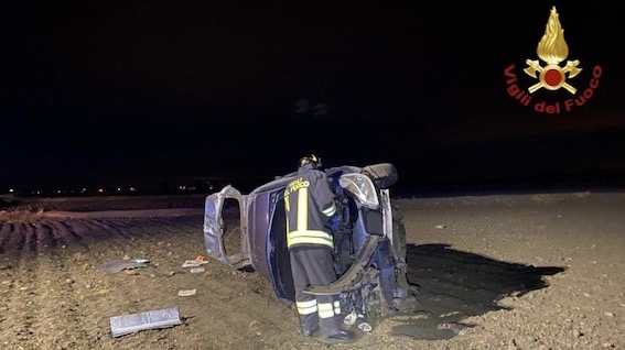 San Nazzaro Sesia: auto si ribalta in un campo