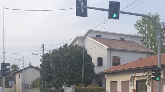 Momo, nuovo semaforo collocato nella zona del micro nido