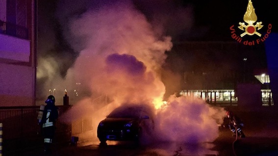 Novara, auto in fiamme in via Crocetta: intervento dei vigili del fuoco