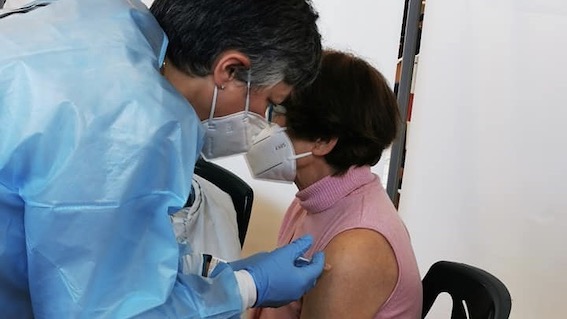Oleggio, iniziate le vaccinazioni a domicilio per chi non può muoversi