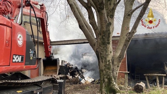 Incendio nel Vercellese: in supporto anche i vigili del fuoco di Novara e Romagnano