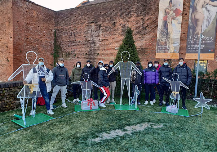 Novara: con un’installazione ispirata alla famiglia i futuri elettricisti di Enaip regalano una chance