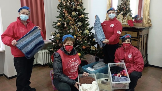 "Creare per donare": le sciarpe realizzate dagli ospiti della Rsa San Francesco per i City Angels