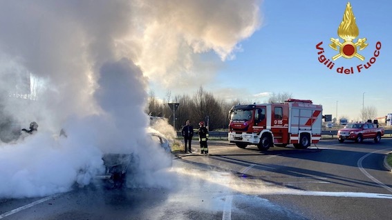 Bellinzago, auto in fiamme sulla SS32 "Ticinese"