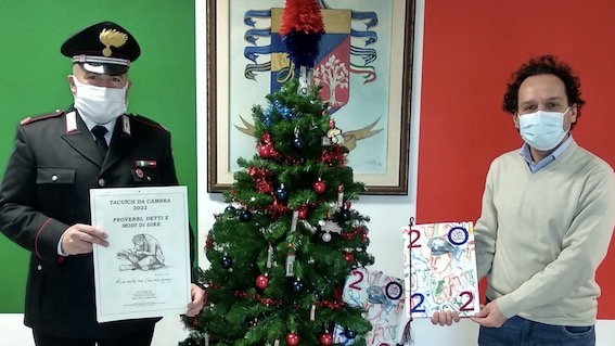 Cameri, scambio di calendari fra il sindaco ed il comandante dei Carabinieri