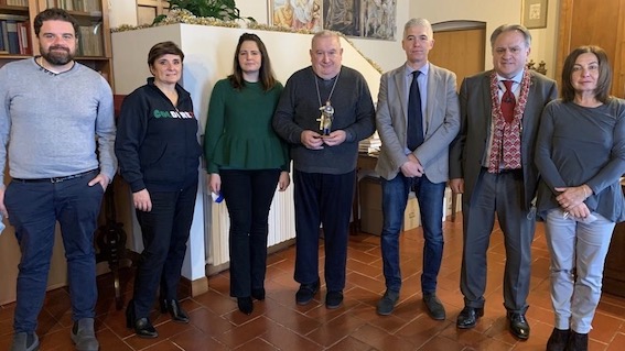 Coldiretti e Confartigianato: consegnata  statuina del presepe al vescovo di Novara 