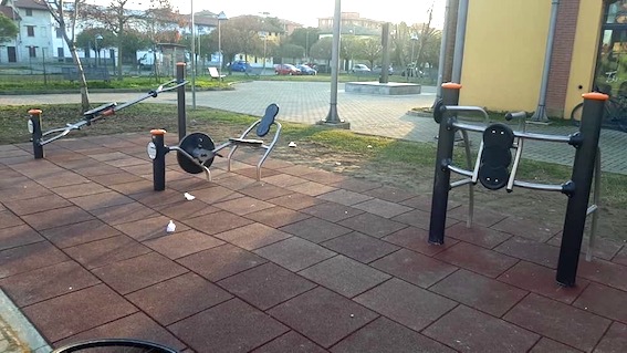 Galliate, collocati nuovi giochi per bambini