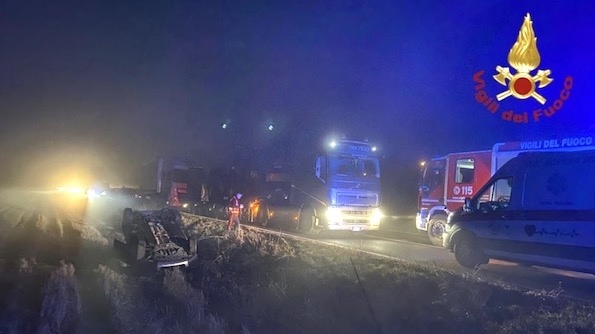 Incidente sulla sp11: auto si scontra con autoarticolato e si ribalta in un campo