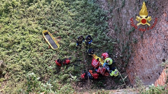 Novara, cade nel fossato del castello: recuperato dai vigili del fuoco