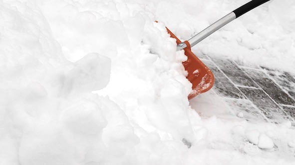 Novara, in caso di neve la pulizia dei marciapiedi davanti ai propri edifici spetta ai privati