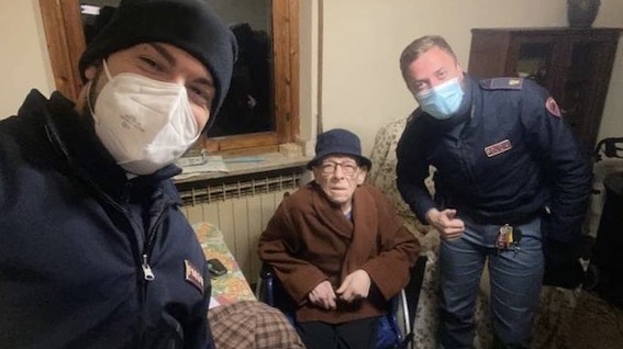 Storia di Natale novarese. Anziano cade in casa, soccorso dai poliziotti che poi vanno in visita per Natale
