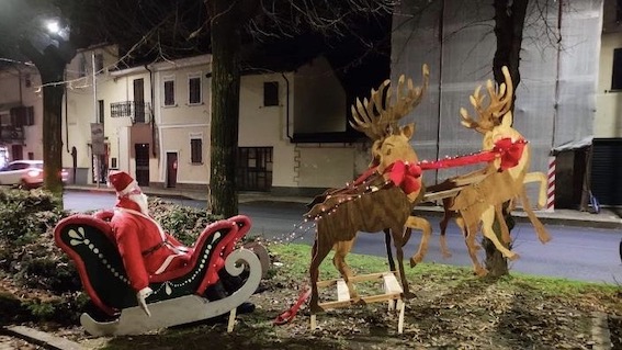 Vespolate, incendiano la barba al pupazzo di Babbo Natale e va a fuoco l'intera installazione