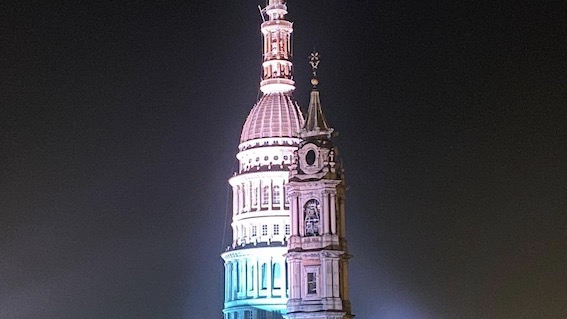 Cupola di San Gaudenzio rosa e azzurra per ricordare i bimbi volati in cielo