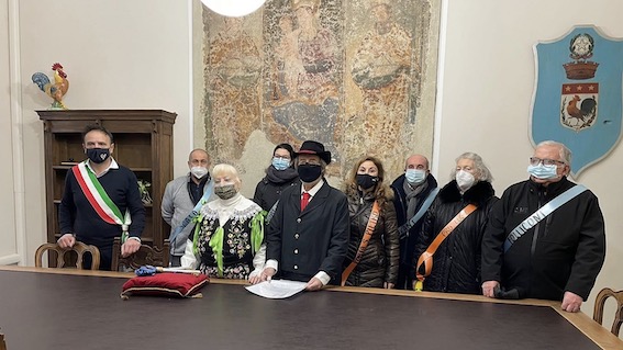 Galliate: consegnate simbolicamente le chiavi della città a Manghin e Manghina
