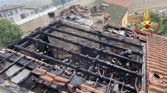 Galliate, tetto in fiamme: al lavoro tre squadre dei vigili del fuoco. Foto