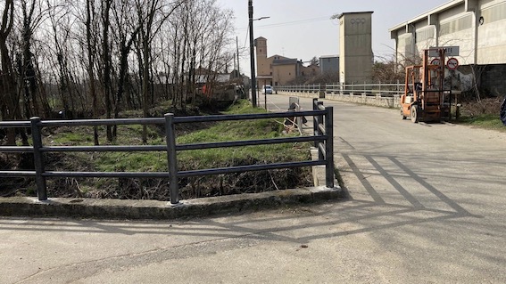 Sostituite le staccionate deteriorate ad Alzate di Momo