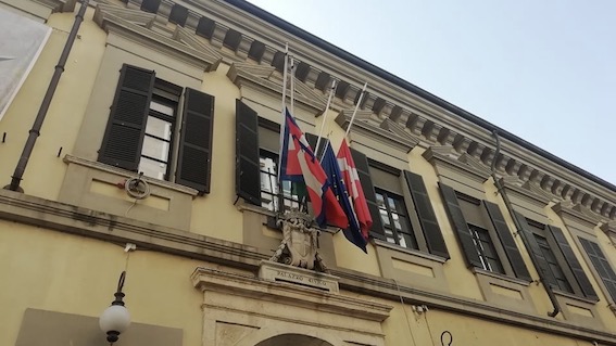 Anche a Novara bandiere a mezz'asta per l'uccisione dell'ambasciatore italiano e del carabiniere in Congo