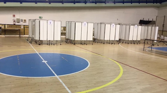 Novara, iniziata al PalaVerdi la campagna vaccinale per personale scolastico e forze dell'ordine