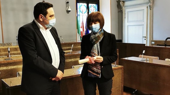 Novara, pergamena del sindaco per ringraziare gli operatori Asl per il contrasto alla pandemia