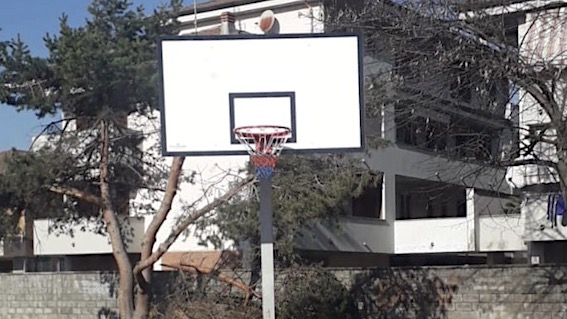 Romentino, sostituiti i canestri da basket al parco