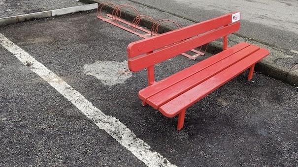 Trecate, in via Novara installata una panchina rossa