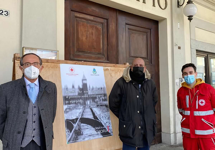 Trecate, locandine per ricordare la tragedia dell'Olocausto