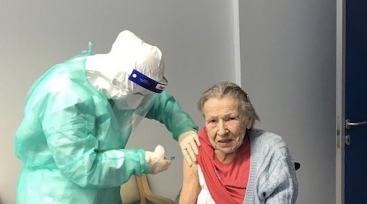 Vaccinazione anti-covid alla Rsa di Momo: fra gli ospiti anche una signora di 93 anni