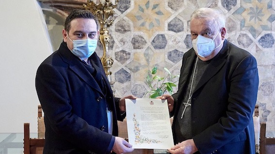 Novara, dal sindaco Canelli un attestato di riconoscenza alla comunità ecclesiale per l'emergenza Covid