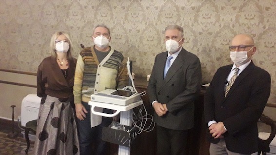 Guarisce dal covid e per ringraziare dona un elettrocardiografo al Pronto soccorso di Novara