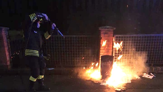 Galliate, ignoti incendiano un cestino dei rifiuti