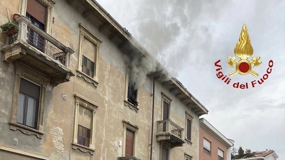 Novara, incendio in un appartamento