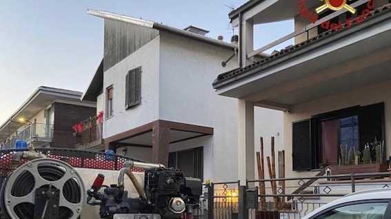 Novara, incendio alla canna fumaria di un'abitazione