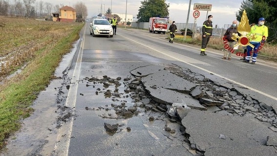 Novara, perdita d'acqua e dissesto statico in corso Trieste