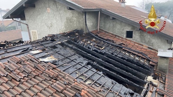 Oleggio, incendio ad un tetto: intervento dei vigili del fuoco