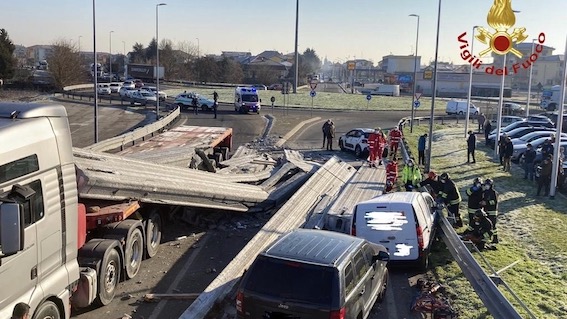 Trecate, camion perde carico di travi di cemento: ferito il conducente di un furgone. Foto
