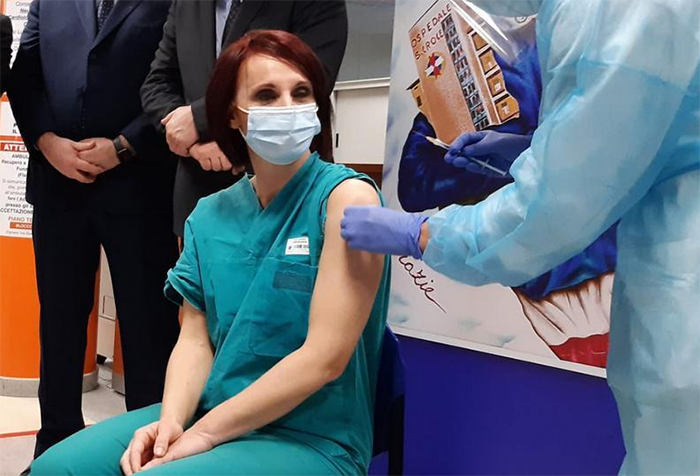 Già 214 operatori vaccinati contro il covid all'Aou. Sabato si ricomincia