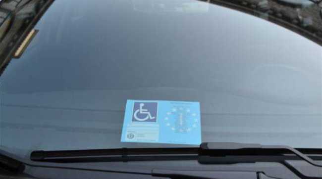 Novara, usava il contrassegno disabili della madre per parcheggiare e andare al lavoro