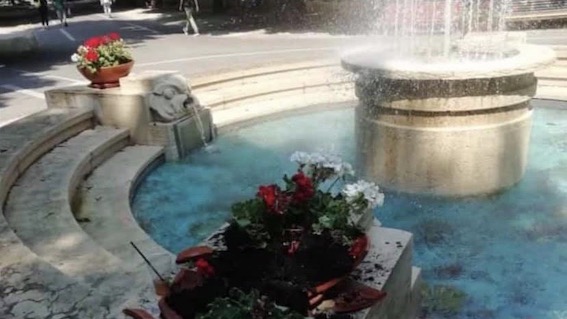 Novara, vandalismi alla fontana delle poste