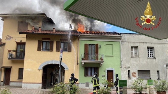 Trecate, tetto in fiamme: intervento dei vigili del fuoco