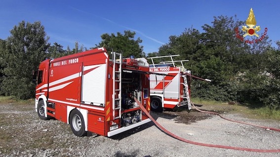 Novara, fiamme in uno stabile abbandonato