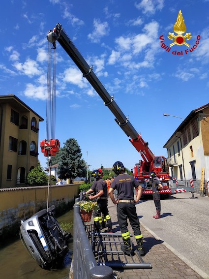 Cerano, auto in una roggia: recuperata dai vigili del fuoco